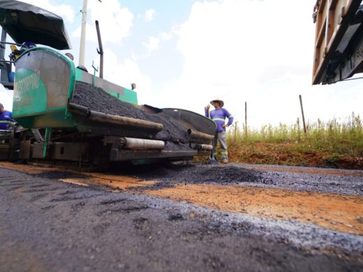 Prefeitura realiza pavimentação asfáltica na Estrada do Trigo