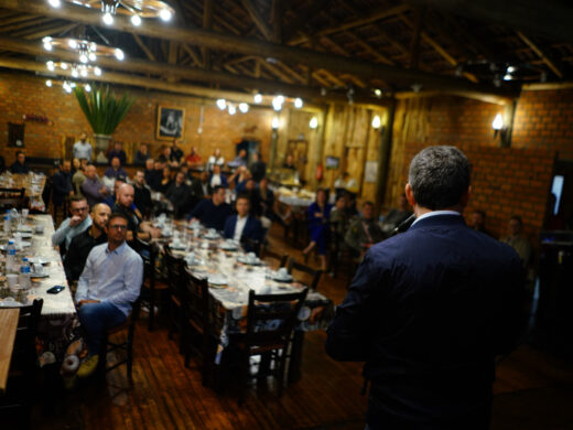 Prefeito Pedro Almeida assina ordem de serviço para obra do novo trevo de acesso ao Distrito Industrial