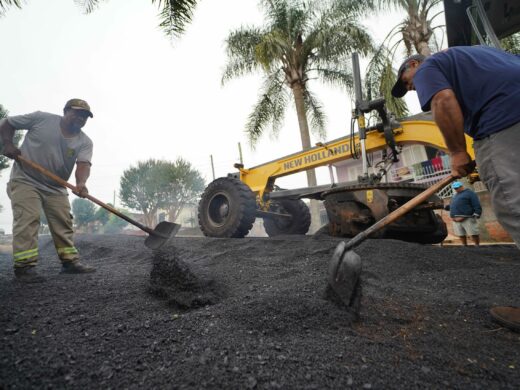 Prefeitura executa obras de asfalto no Leonardo Ilha