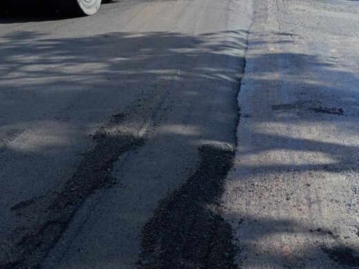 Prefeitura realiza recapeamento asfáltico na Rua Antônio Araújo neste sábado