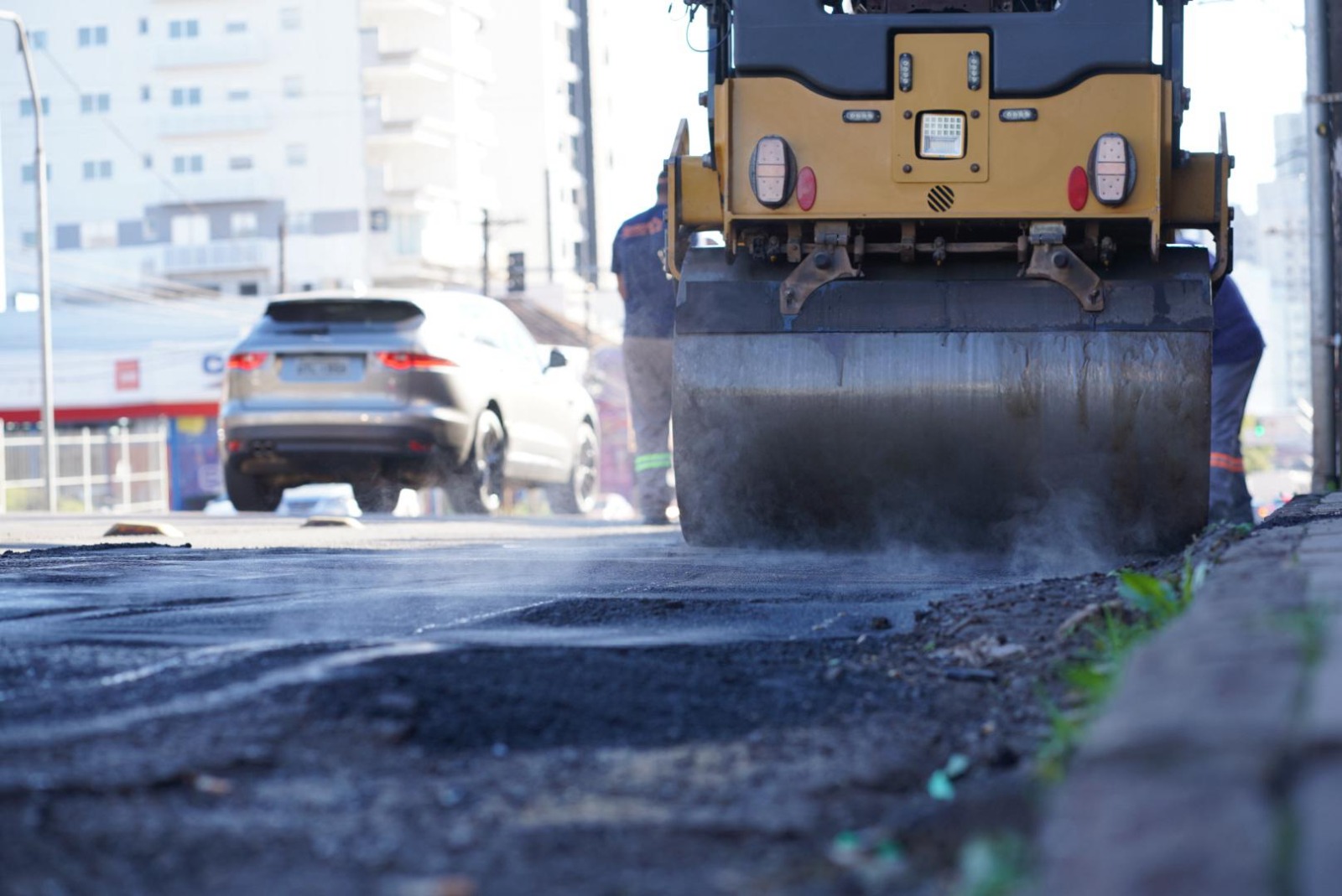 Prefeitura realiza recuperação de asfalto em vias danificadas pelas chuvas