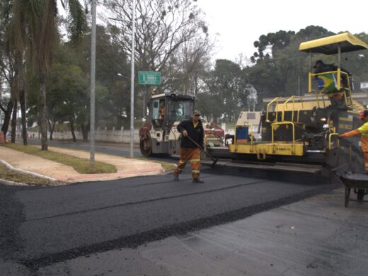 Prefeitura inicia a semana com ações de obras e limpeza urbana em vários bairros