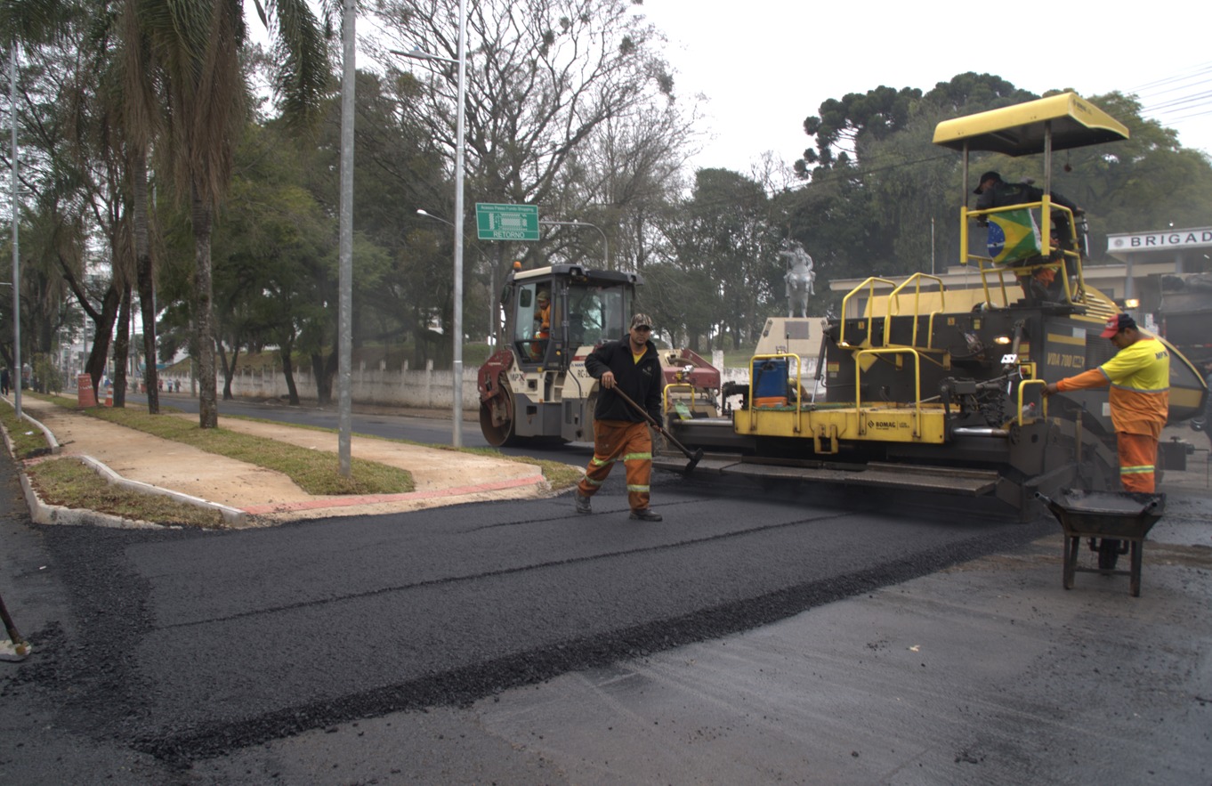 Prefeitura inicia a semana com ações de obras e limpeza urbana em vários bairros