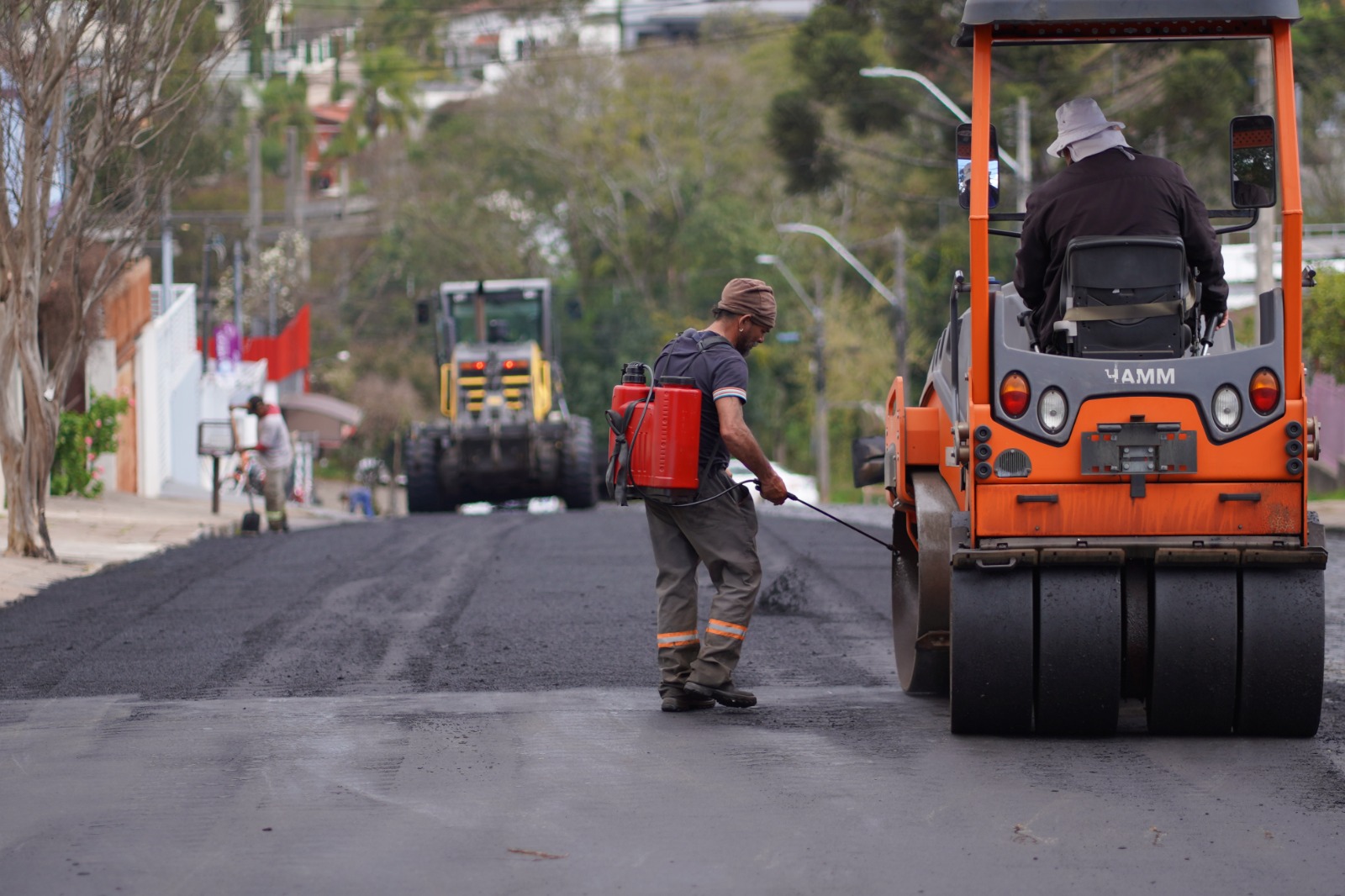 Prefeitura executa pavimentação no bairro Lucas Araújo