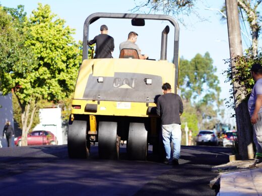 Prefeitura executa pavimentação no bairro Lucas Araújo