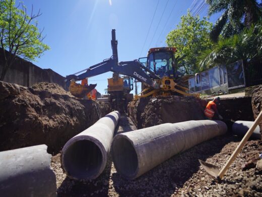 Prefeitura intensifica obras de pavimentação e canalização nos bairros