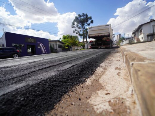 Prefeitura realiza manutenção asfáltica na Vila Schell