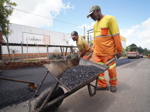 Obras no Distrito Industrial da Petrópolis chegam a 30% com início da pavimentação asfáltica