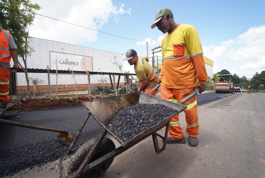 Obras no Distrito Industrial da Petrópolis chegam a 30% com início da pavimentação asfáltica