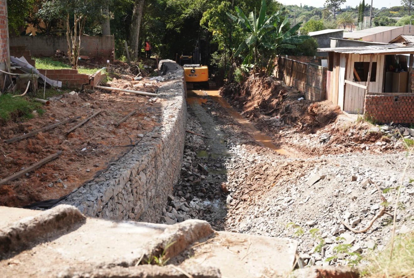 Prefeitura segue com as obras de contenção da sanga no Costa Verde