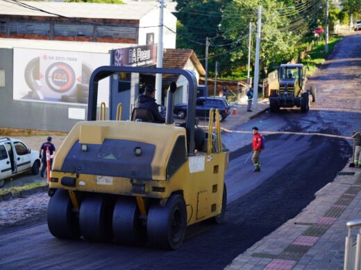Prefeitura avança com obras do programa “Minha Rua com Asfalto” e revitaliza a Rua Princesa Isabel no bairro Petrópolis