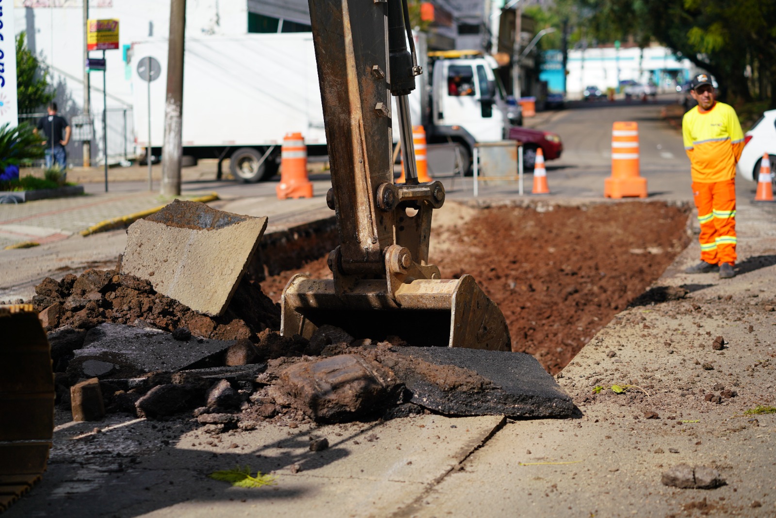 Modernização da Avenida Presidente Vargas avança com obras em paradas de ônibus e reforço do pavimento