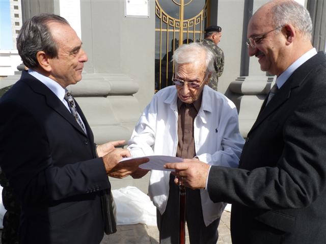 O Dr. Jovino Freitas recebeu das mãos do prefeito Dipp o Decreto de Tombamento
