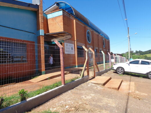 Cercamento de quadra de esportes beneficia alunos