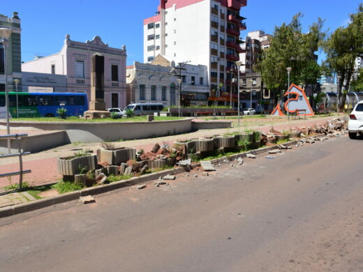﻿Prefeitura vai cobrar conserto de floreiras