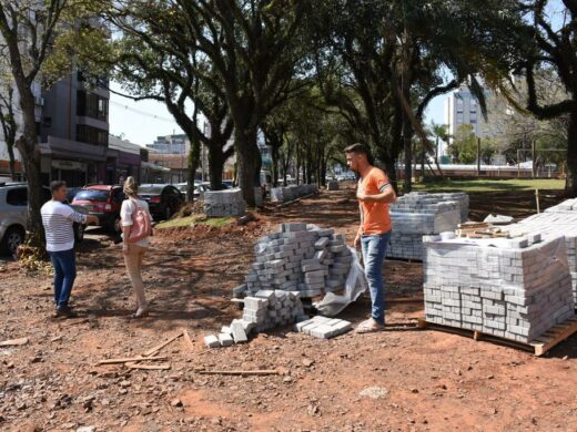 Praça Antonino Xavier está recebendo mobiliário