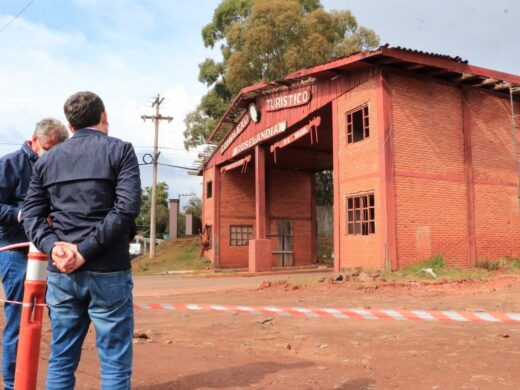 Pórtico da Roselândia começa a ser restaurado