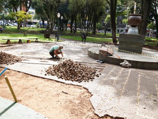 Prefeitura inicia a restauração do piso histórico da Praça Marechal Floriano