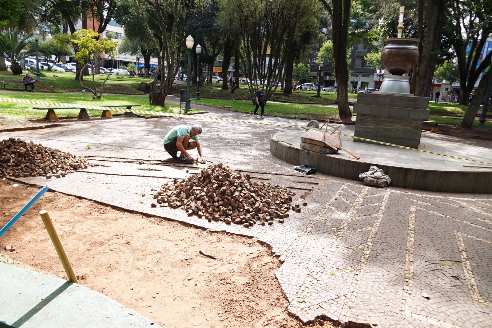 Prefeitura inicia a restauração do piso histórico da Praça Marechal Floriano