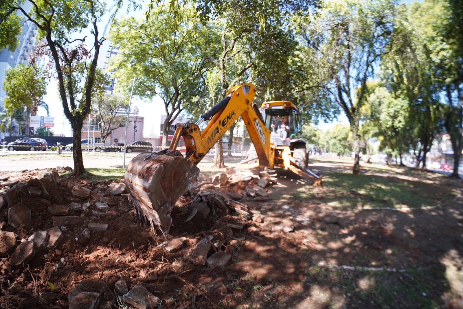 Prefeitura inicia intervenções nos canteiros da Avenida Brasil