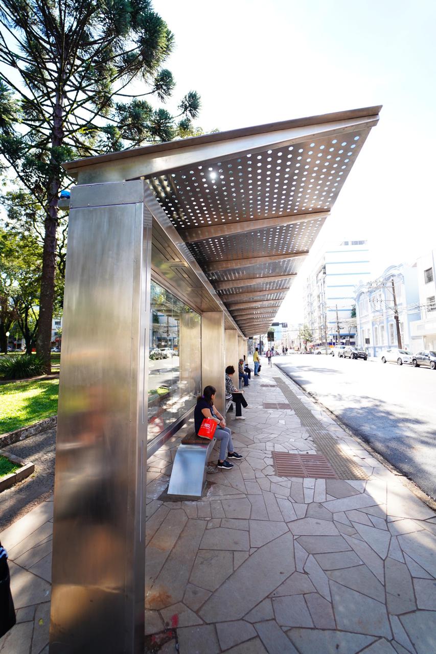 Município inicia instalação de novos abrigos de ônibus