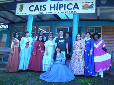 Equipe pilchada prestou atendimento