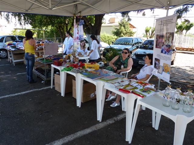 Todo o dinheiro arrecadado com a venda de artesanato é revertido para a compra de materiais dos quais necessitam os pacientes.