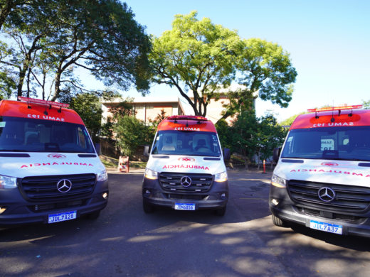 Prefeito Pedro entrega três novas ambulâncias ao SAMU