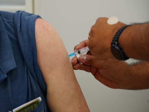 Vacina da gripe está disponível em todas as salas de vacinação do município