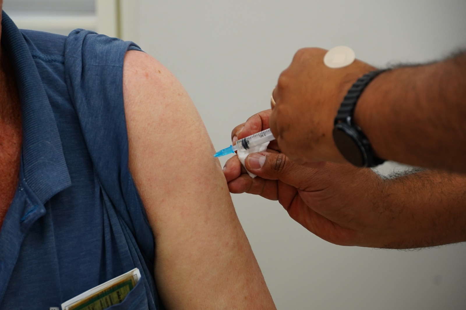 Vacina da gripe está disponível em todas as salas de vacinação do município
