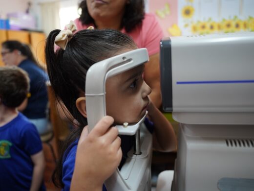 Olhar de Criança: Prefeitura já forneceu 1,1 mil óculos a alunos da rede municipal