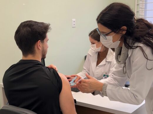 Vacinação contra a gripe está disponível para toda a população nas 26 salas de vacina do município