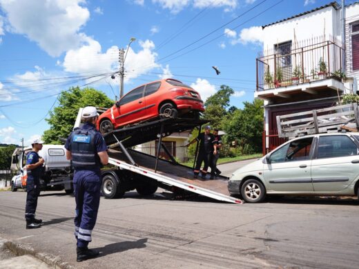 Prefeitura retoma operação de recolhimento de veículos abandonados nas ruas de Passo Fundo