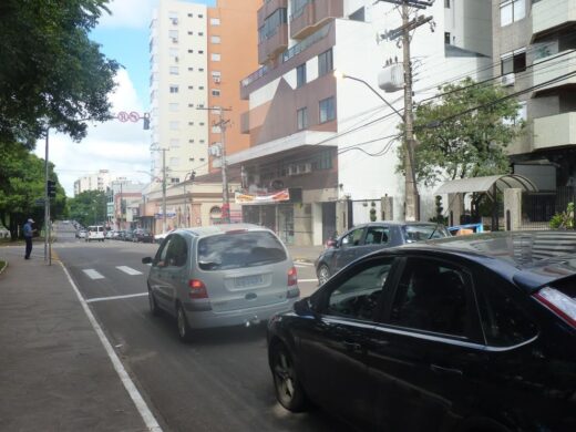 Instalação de semáforos para ampliar segurança agrada população