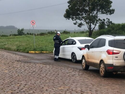 Município realiza atividades de fiscalização envolvendo taxistas e motoristas de aplicativos no aeroporto