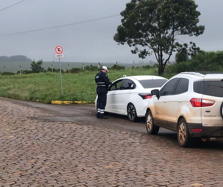 Município realiza atividades de fiscalização envolvendo taxistas e motoristas de aplicativos no aeroporto