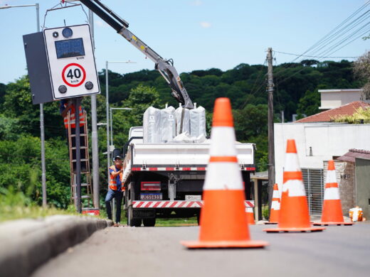 Prefeitura instala eletrônicas educativas para melhorar a segurança no trânsito