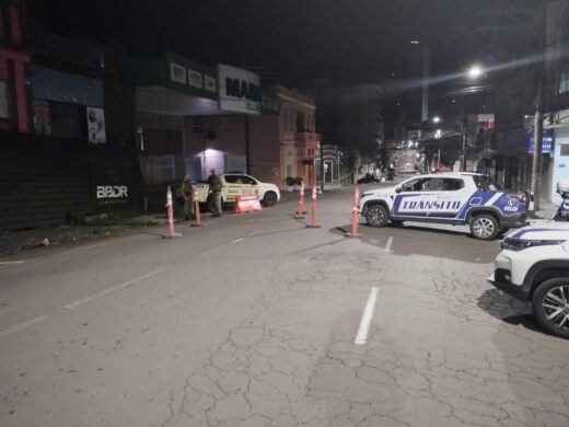 Operação Balada Segura autua 17 motoristas por recusa ao teste do bafômetro em Passo Fundo