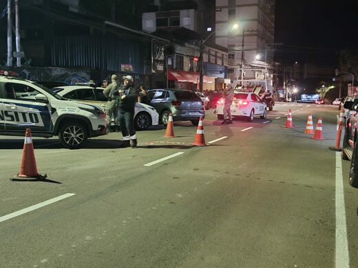 Operação Balada Segura aborda 195 veículos e recolhe 40 CNHs em ação na madrugada deste domingo
