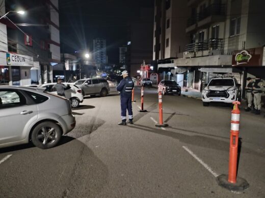Operação Balada Segura flagra motoristas embriagados e recolhe veículos em Passo Fundo