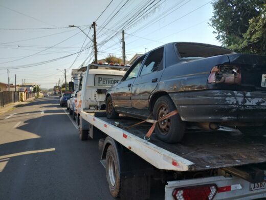 Operação da Prefeitura remove veículos abandonados em Passo Fundo