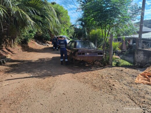 Prefeitura intensifica fiscalização e recolhe veículos abandonados em diferentes bairros da cidade.