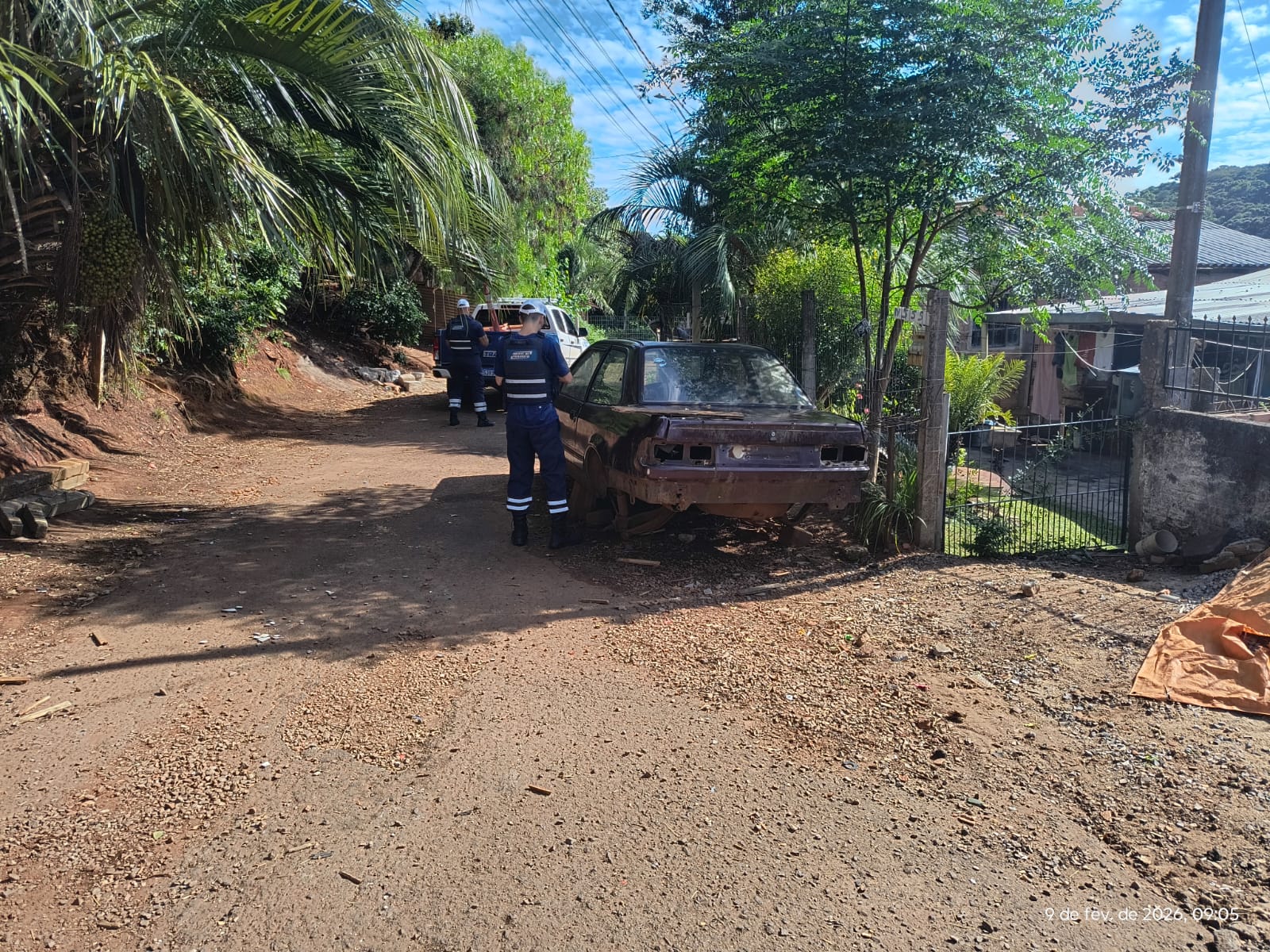 Prefeitura intensifica fiscalização e recolhe veículos abandonados em diferentes bairros da cidade.