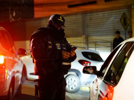 Operação Balada Segura aborda mais de 100 veículos na madrugada deste domingo em Passo Fundo