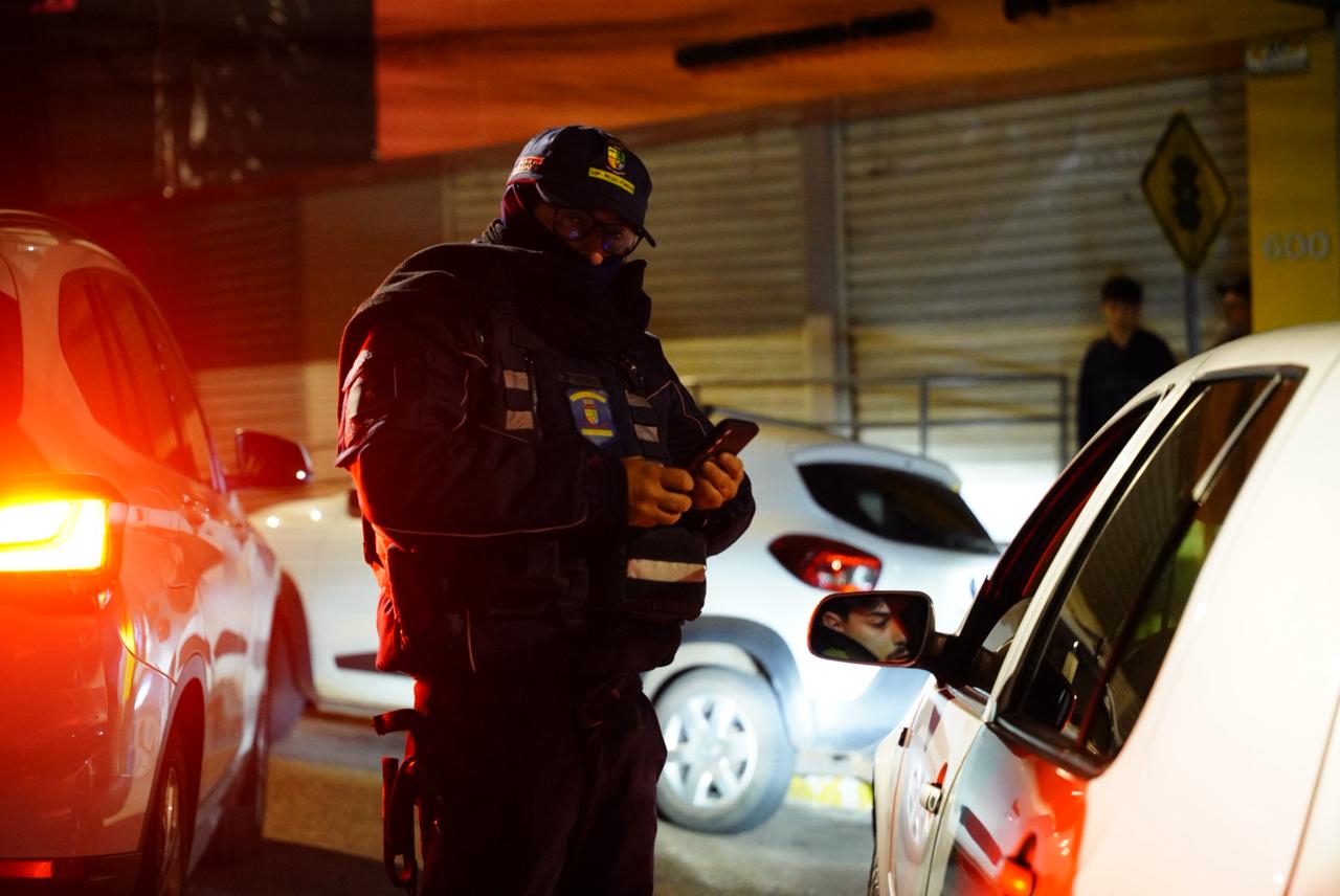 Operação Balada Segura aborda mais de 100 veículos na madrugada deste domingo em Passo Fundo
