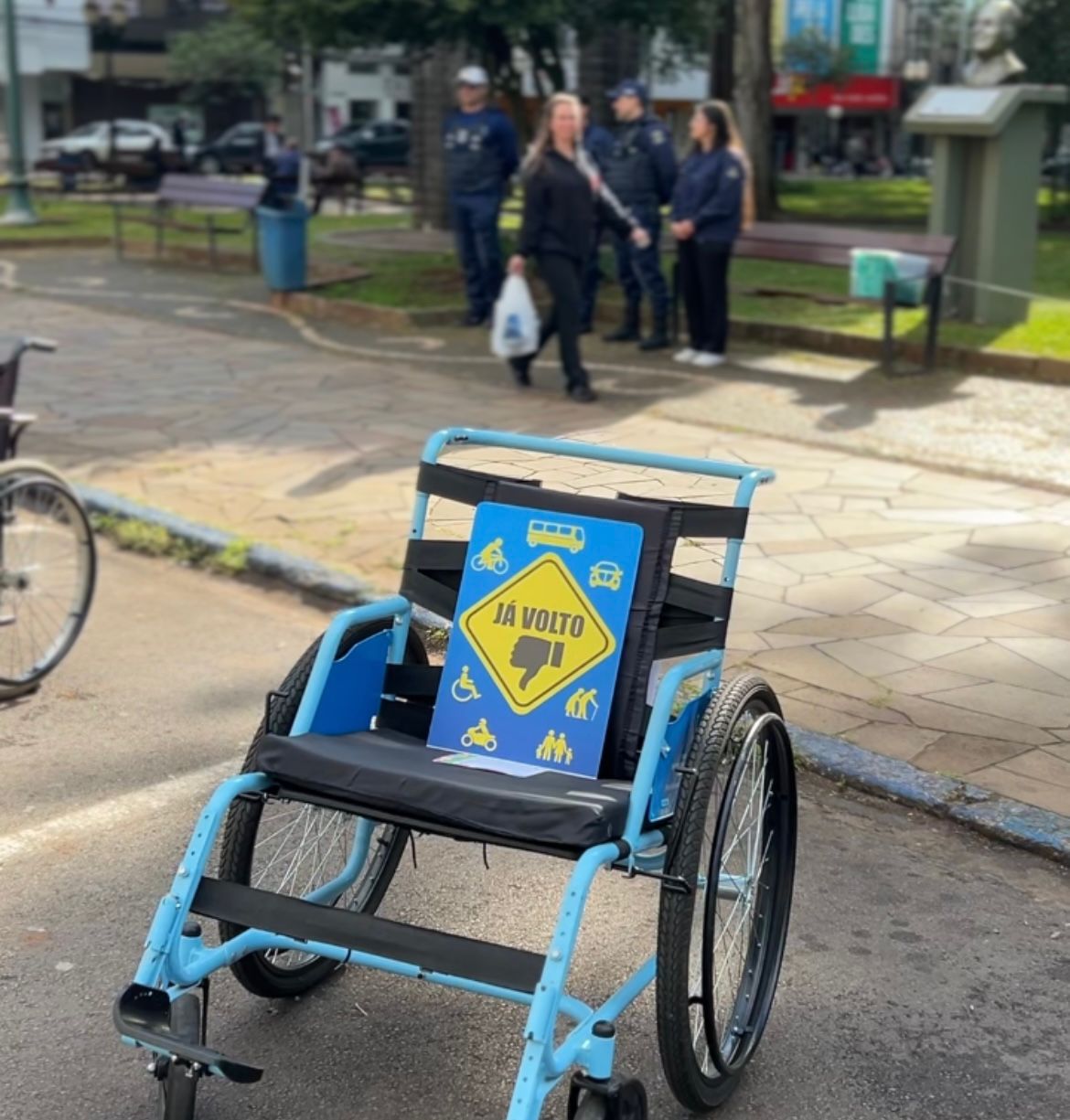Prefeitura promove ação de conscientização sobre respeito às vagas para pessoas com deficiência em Passo Fundo