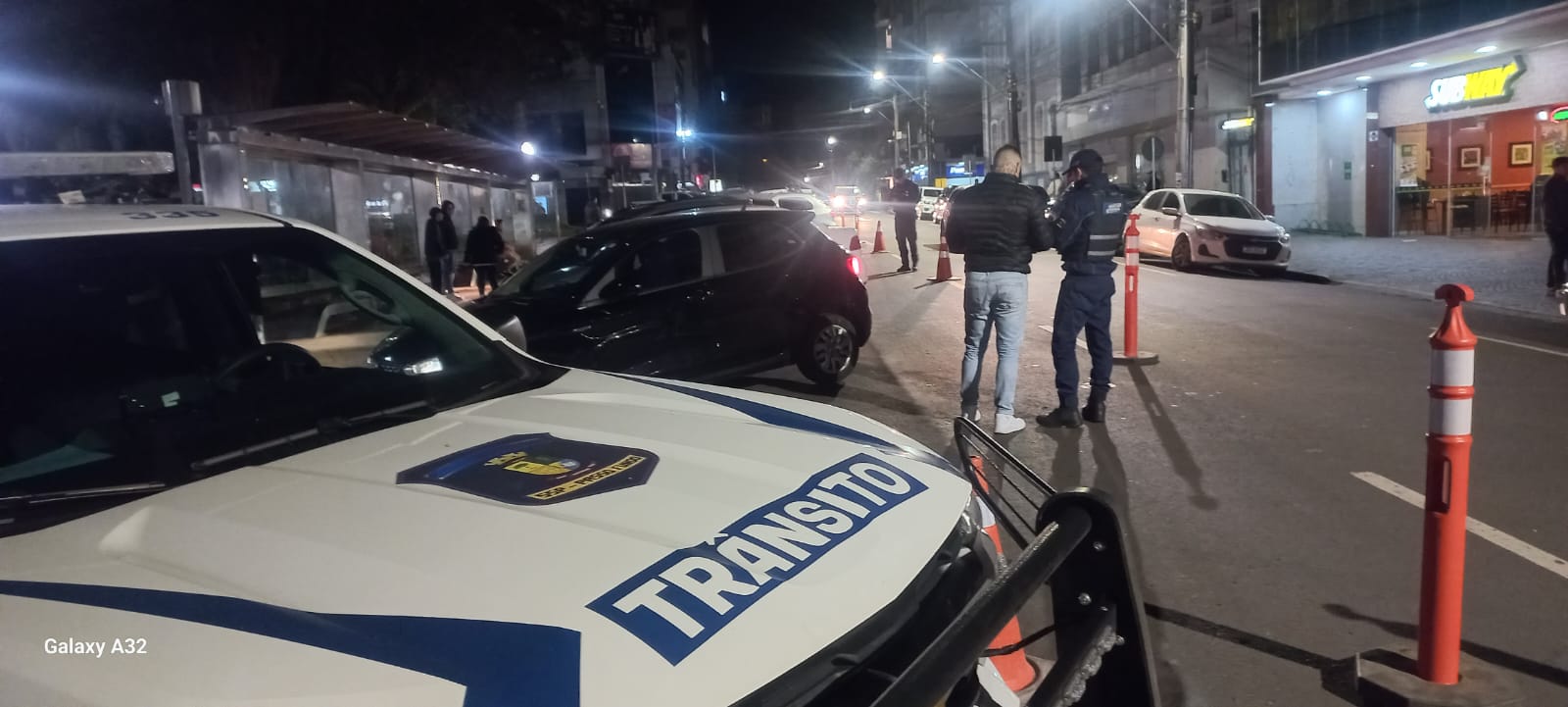 Operação Balada Segura fiscaliza 137 veículos durante a madrugada de domingo