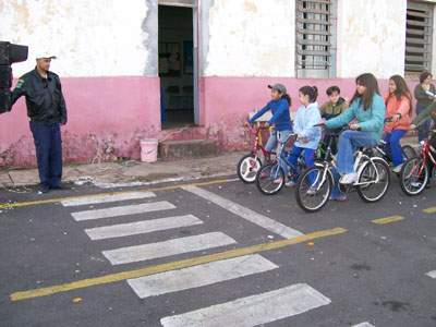 Alunos colocam em prática o que aprenderam na Escolinha de Trânsito