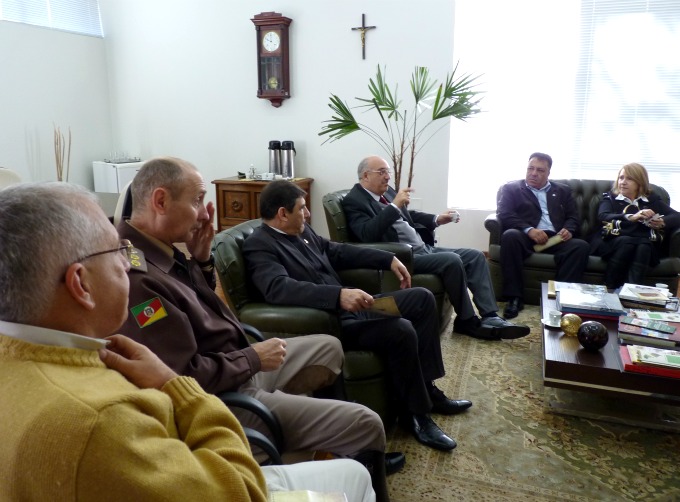 Ao fim da solenidade de abertura o prefeito Dipp se reuniu com algumas autoridades para uma conversa sobre o desenvolvimento de Passo Fundo.