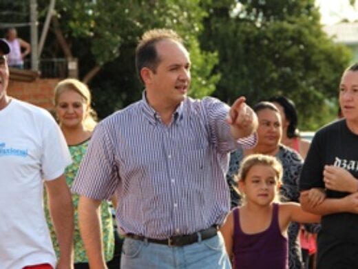 Prefeito vai aos bairros para ouvir a população